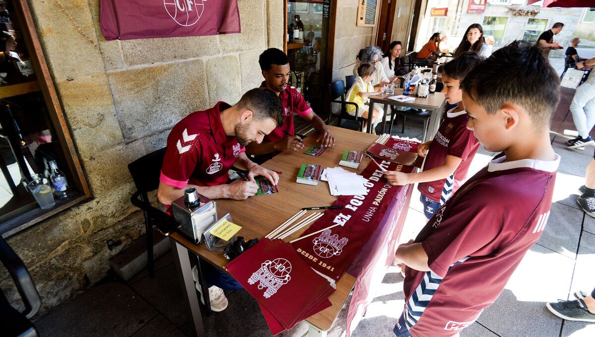 Los jugadores del Pontevedra firman autógrafos a los aficionados