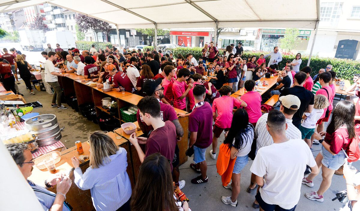 Fiesta granate por el partido entre Pontevedra y Ourense CF