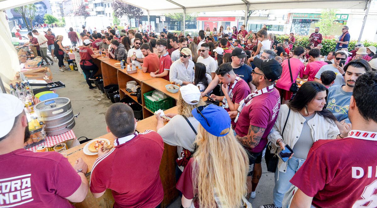 Festa granate polo partido entre Pontevedra e Ourense CF