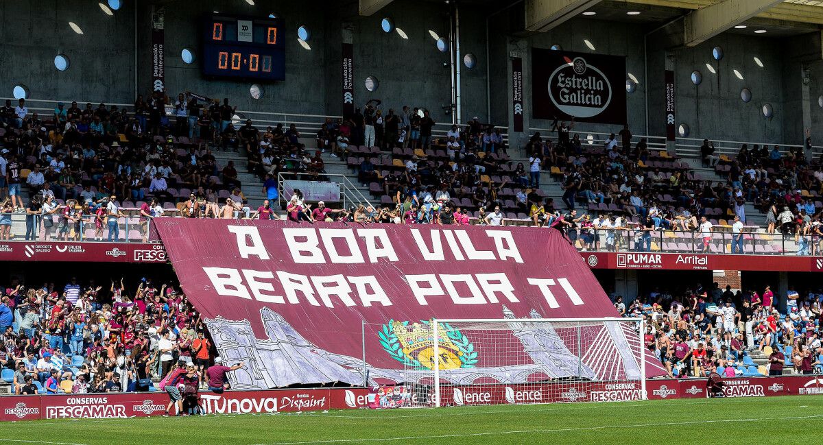 Tifo no Fondo Norte de Pasarón no partido de liga entre Pontevedra e Ourense CF