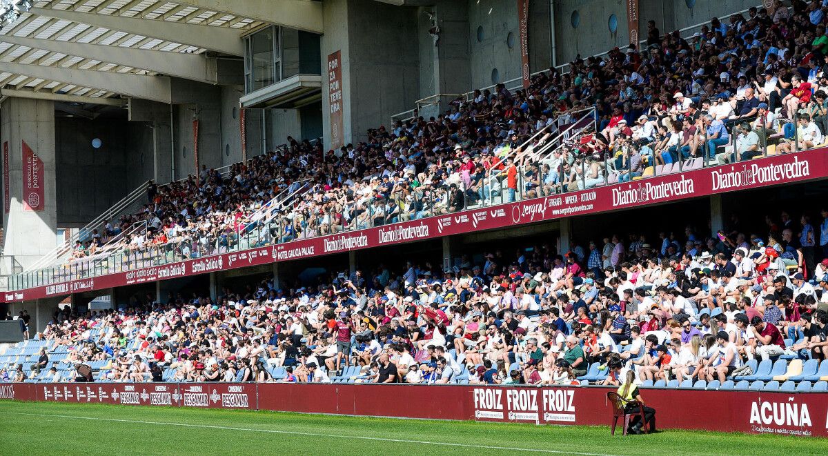 Grada de Preferencia en el partido de liga entre Pontevedra y Ourense CF en Pasarón