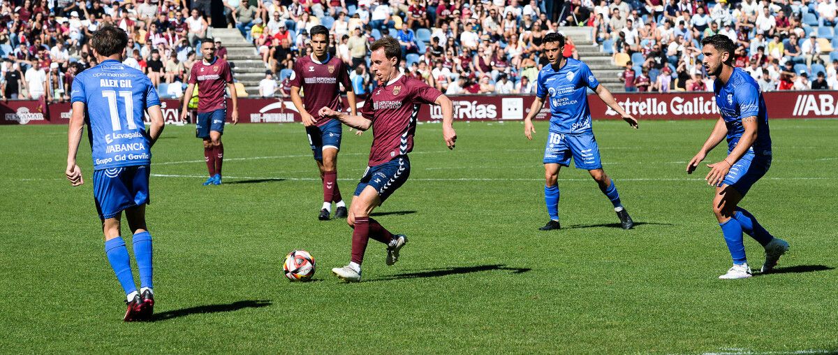 Partido de liga entre Pontevedra y Ourense CF en Pasarón