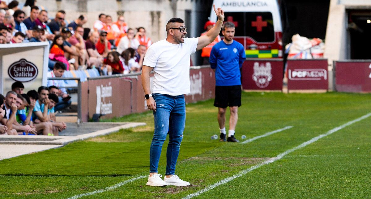 Yago Iglesias, no partido de liga entre Pontevedra e Ourense CF en Pasarón