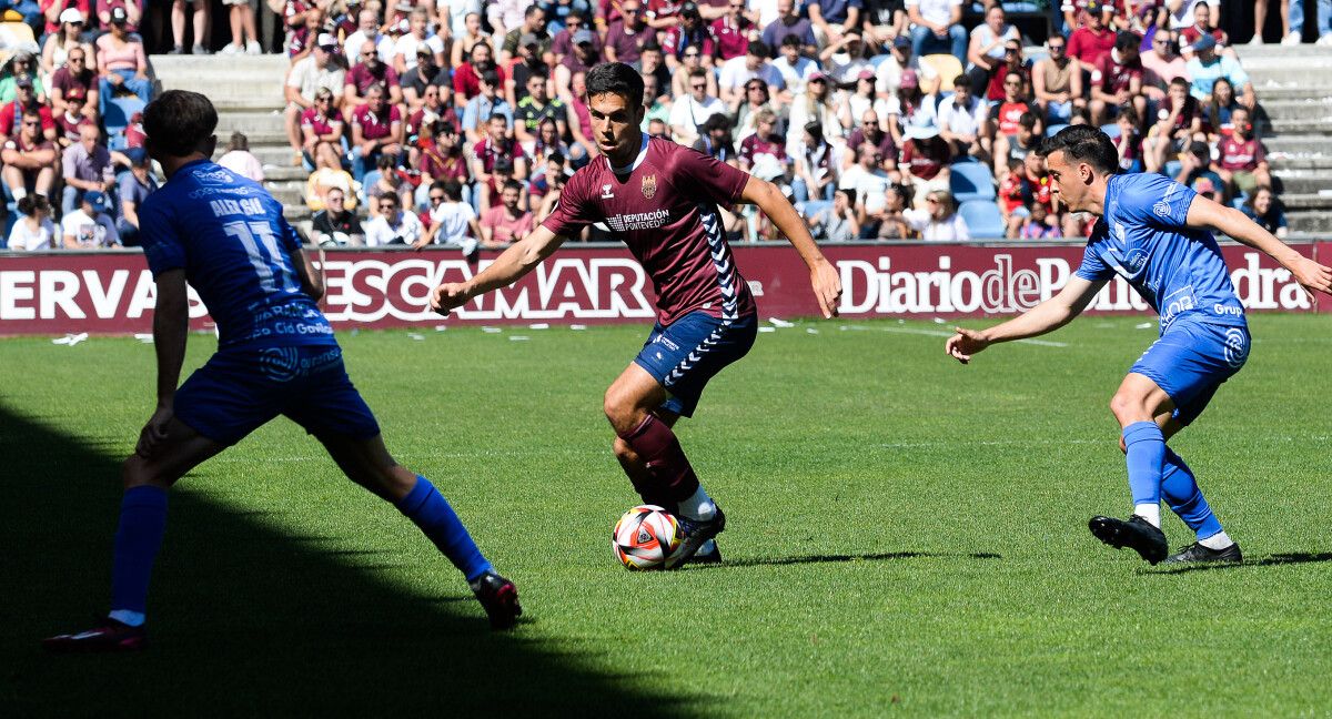 Borja Domínguez, no partido de liga entre Pontevedra e Ourense CF en Pasarón