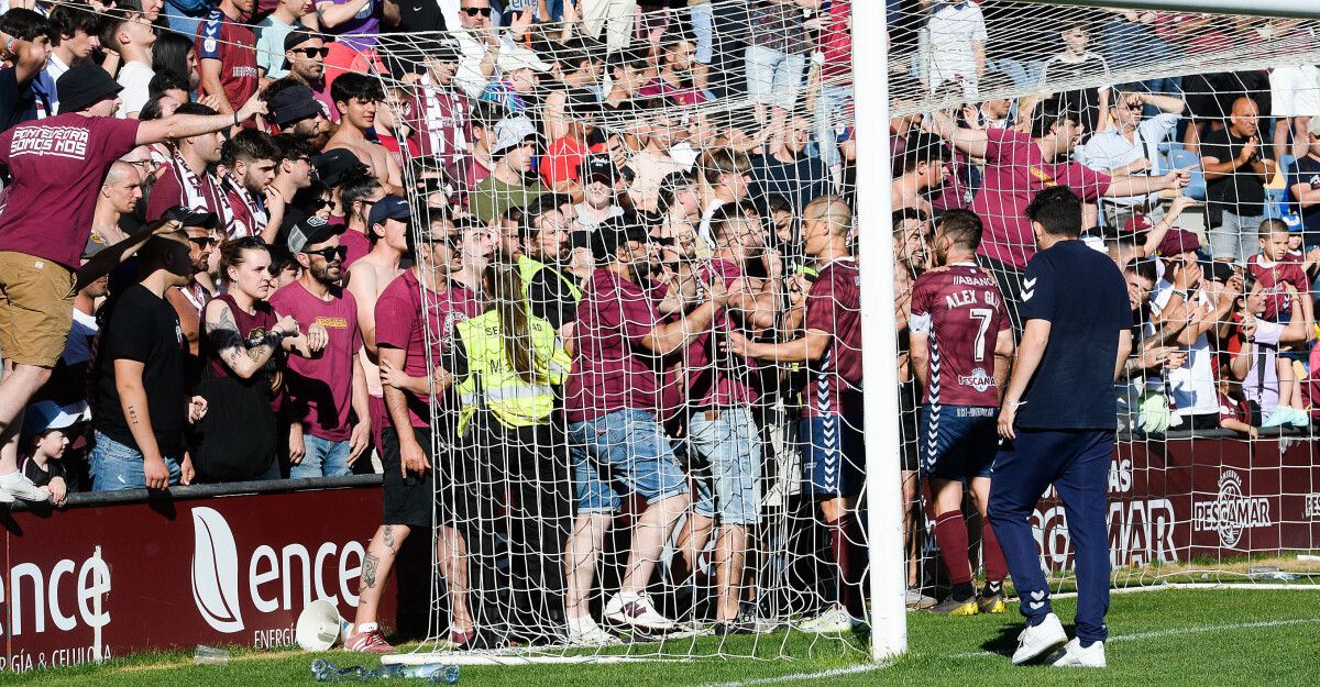 Momentos de tensión entre aficionados y jugadores al término del partido de liga entre Pontevedra y Ourense CF en Pasarón