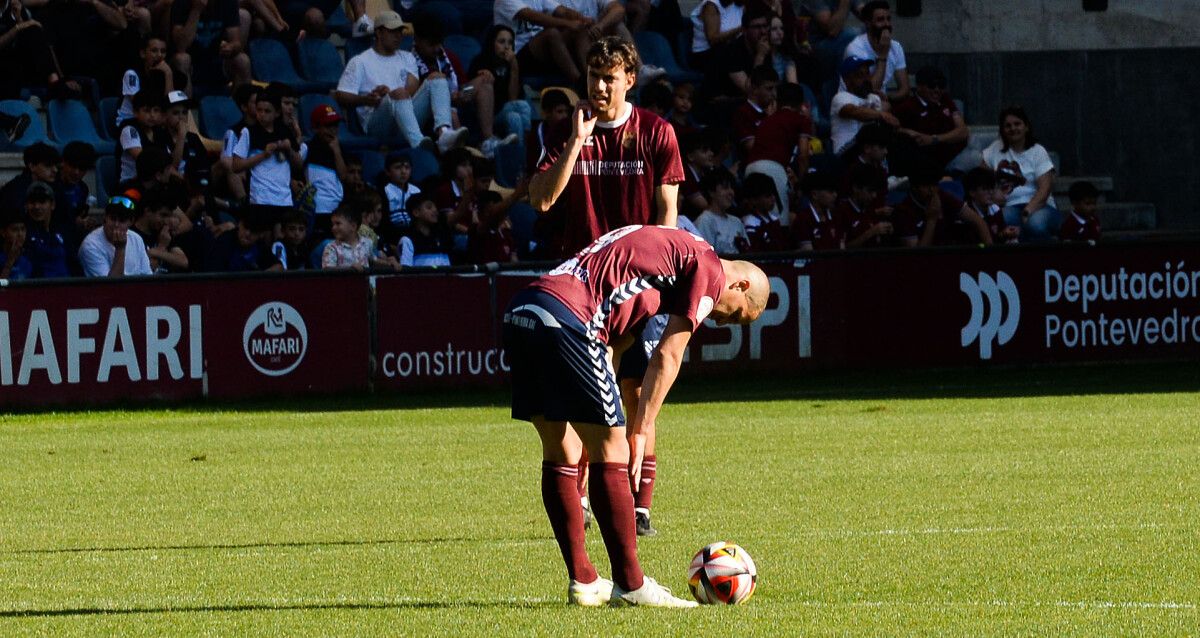 Partido de liga entre Pontevedra e Ourense CF en Pasarón