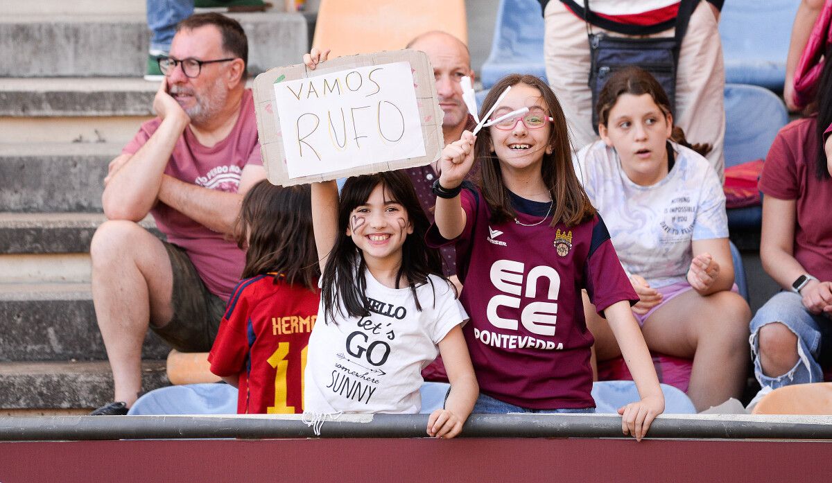 Partido de liga entre Pontevedra y Ourense CF en Pasarón