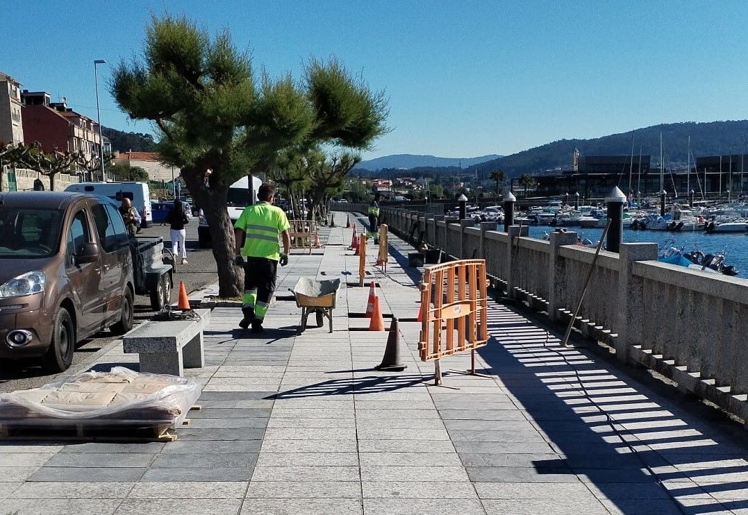 Reparación de baldosas en el paseo de Combarro