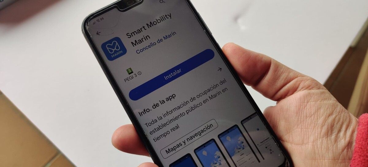 Una persona instalando la aplicación Smart Mobility Marín 
