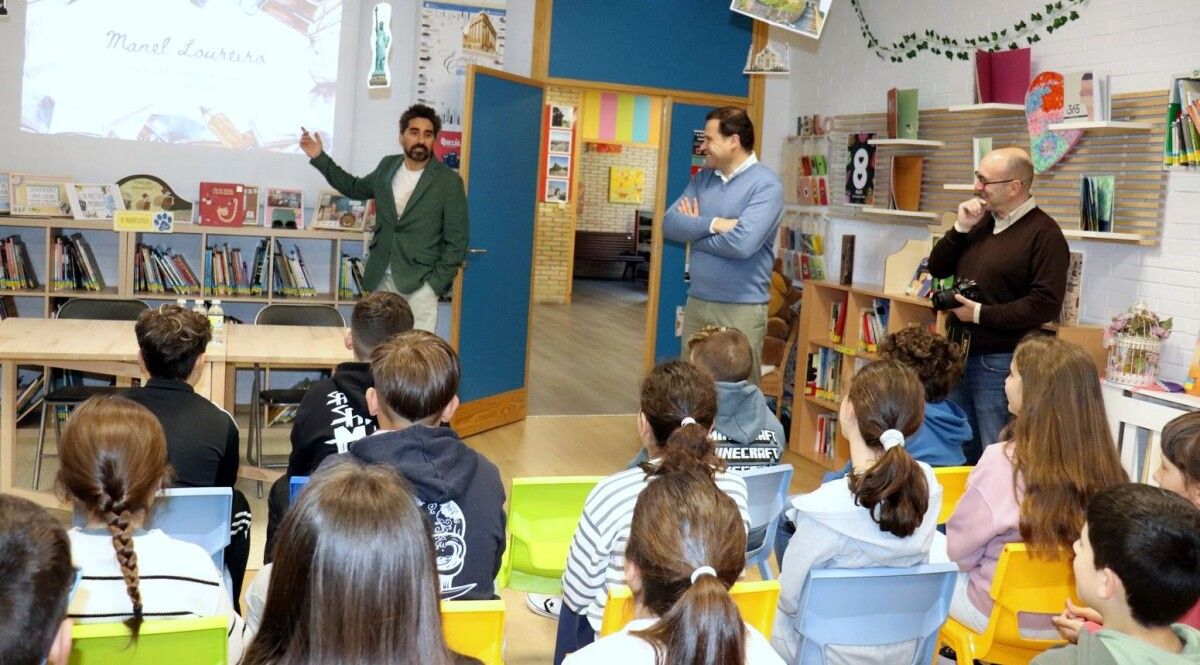 El escritor Manel Loureiro conversa con el alumnado del CEIP de Tenorio