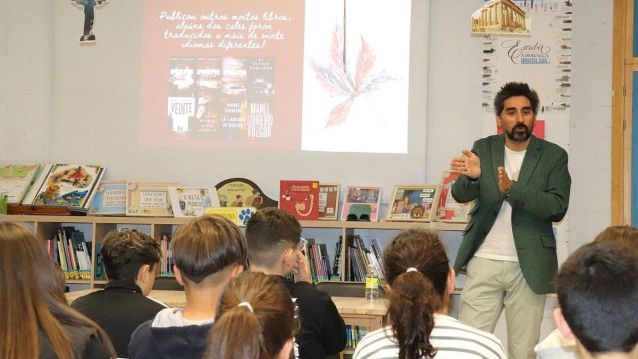 Manel Loureiro falando da súa traxectoria como escritor no CEIP de Tenorio