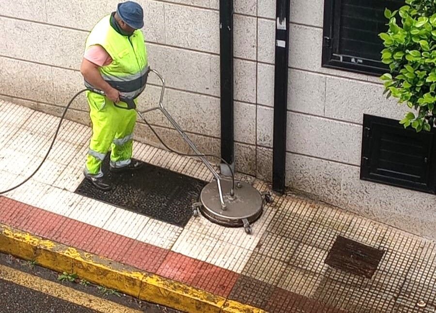 Operario trabajando en las calles de Soutomaior