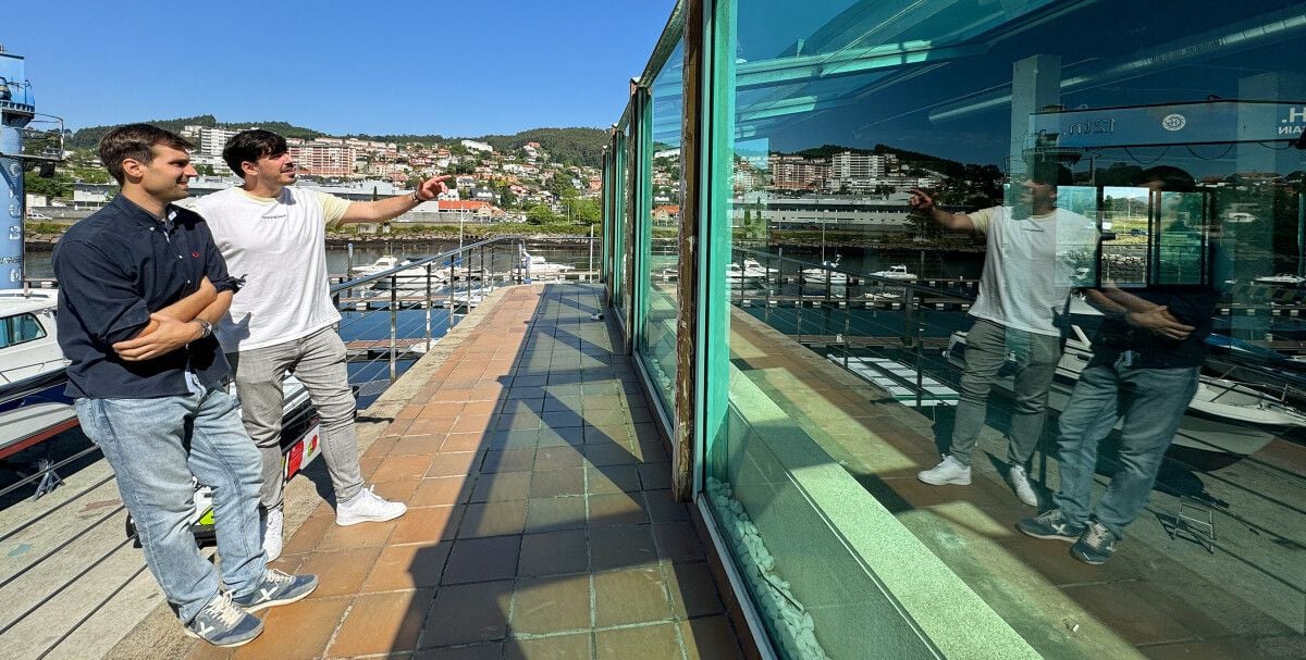 Carlos Fontán y Javier Mori, en la terraza del Club Naval