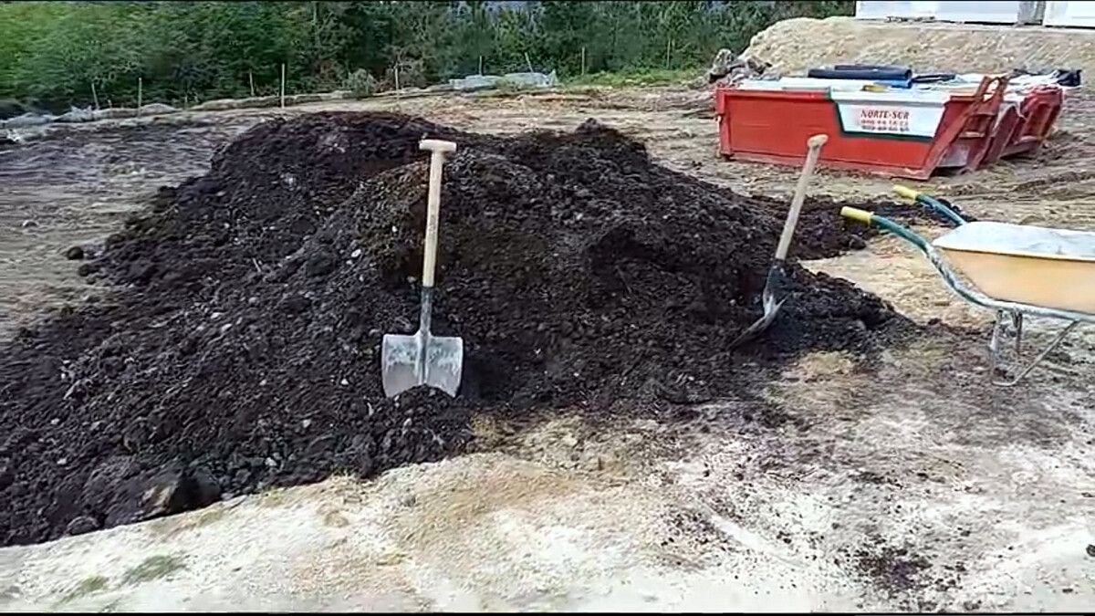 Material de obra encontrado por el vecindario en las últimas horas en el monte Acibal