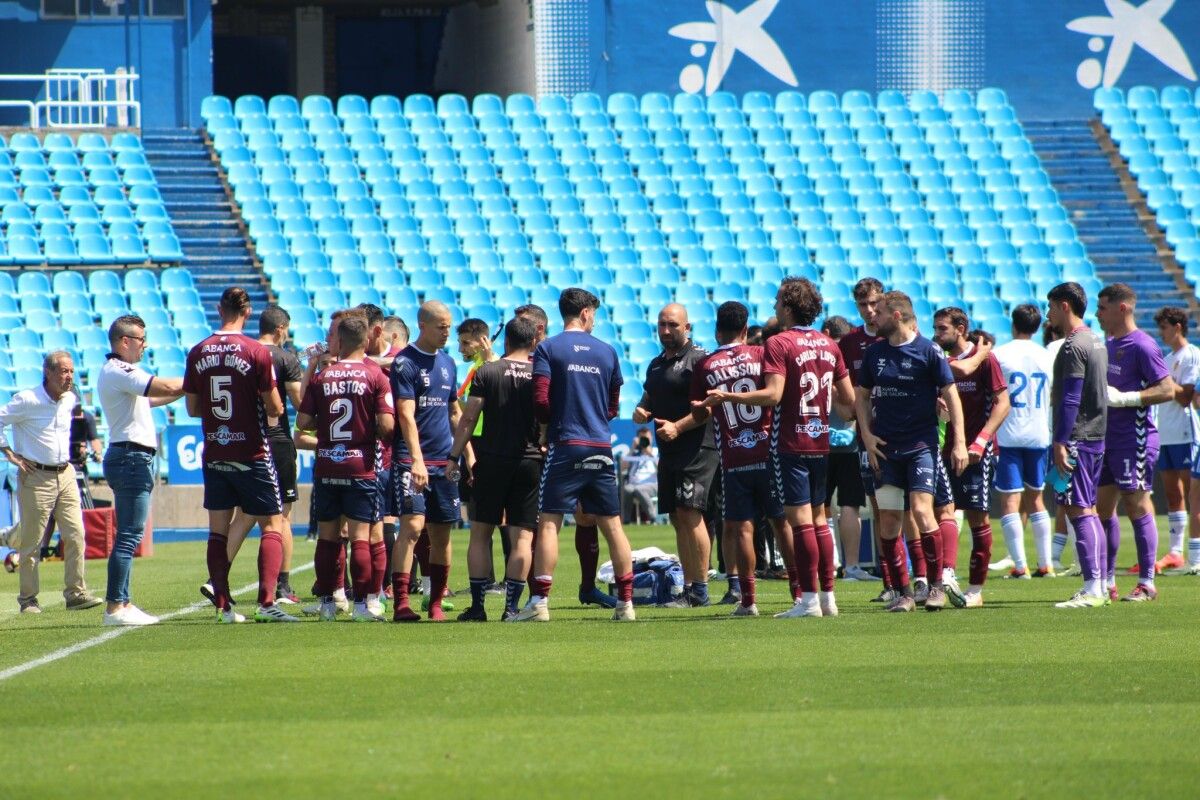 Pausa para hidratación durante el partido entre Deportivo Aragón y Pontevedra CF