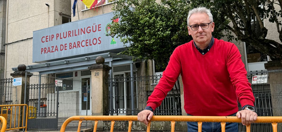 Luis Arceo, director del CEIP Praza de Barcelos, con las vallas de obra a las puertas del centro