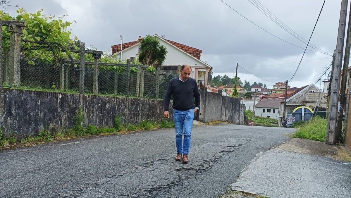 Ángel Moldes revisando el estado de un vial en Poio