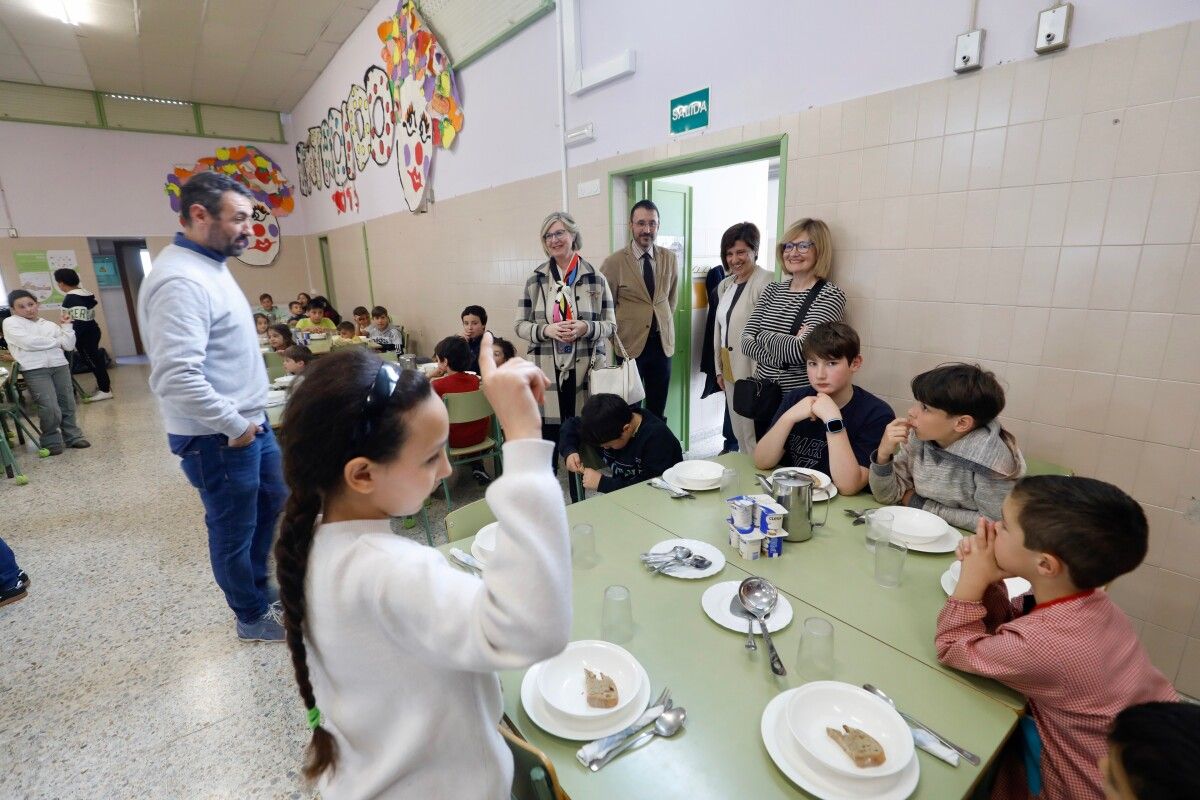 Visita de la delegación del gobierno cántabro al comedor escolar en el CEIP A Lama