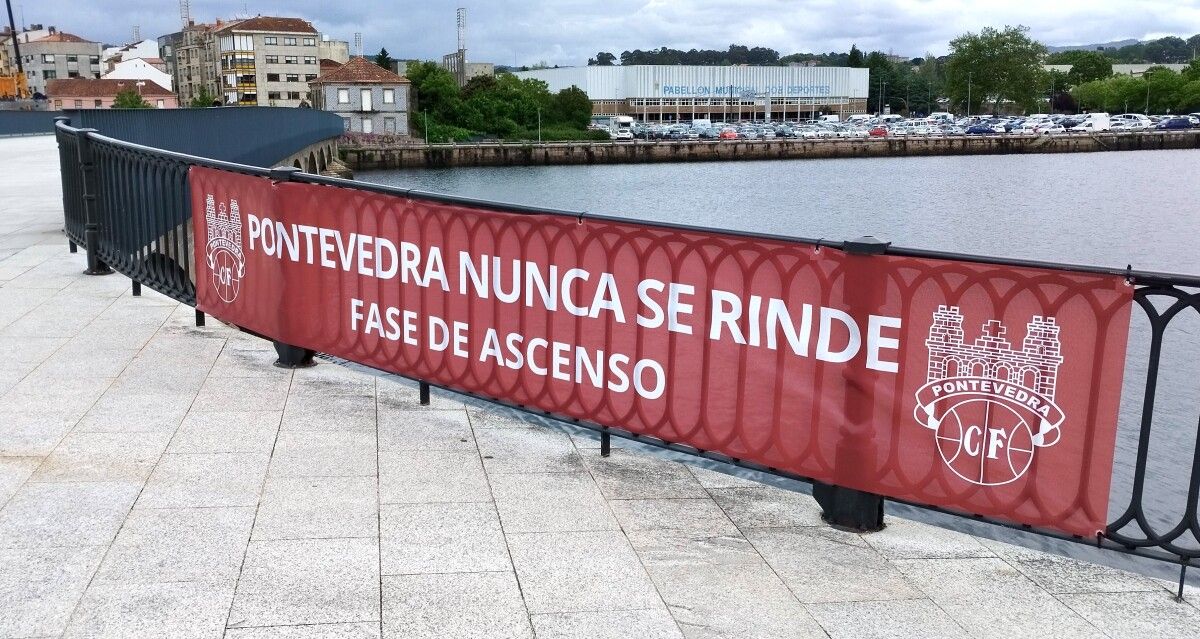 Pancarta de apoio ao Pontevedra na ponte do Burgo