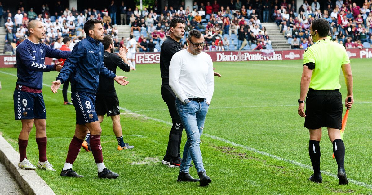 Yago Iglesias, en la eliminatoria del play-off de ascenso entre Pontevedra CF y Deportivo Aragón en Pasarón