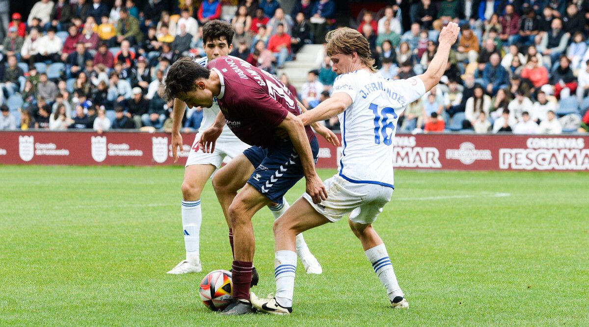 Samu Mayo, en la eliminatoria del play-off de ascenso entre Pontevedra CF y Deportivo Aragón en Pasarón