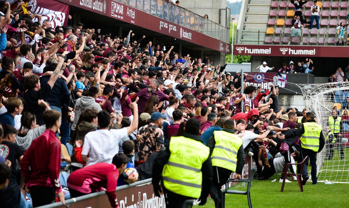 Fondo Norte de Pasarón en la eliminatoria del play-off de ascenso entre Pontevedra CF y Deportivo Aragón 