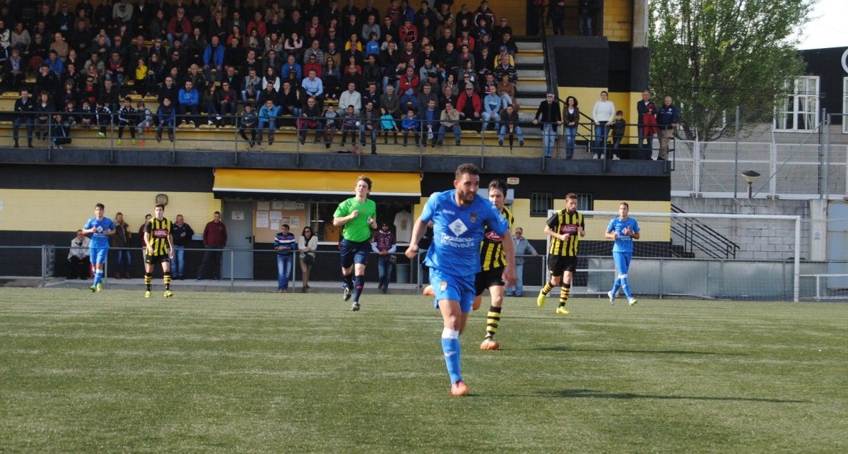 Pedro García en el partido entre Rápido de Bouzas y Pontevedra en el Baltasar Pujales