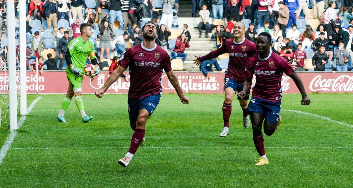 Toño Calvo celebra unos de los goles conseguidos en la eliminatoria del play-off de ascenso entre Pontevedra CF y Deportivo Aragón en Pasarón