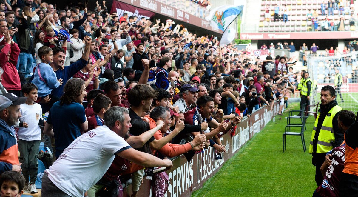 Fondo Norte de Pasarón na eliminatoria do play-off de ascenso entre Pontevedra CF e Deportivo Aragón