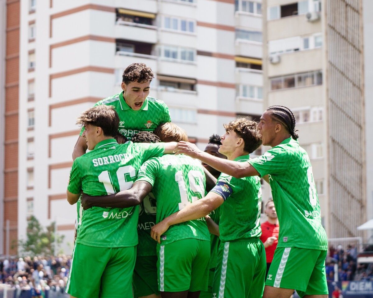 O Betis Deportivo festexa un dos seus goles no campo do CE Europa