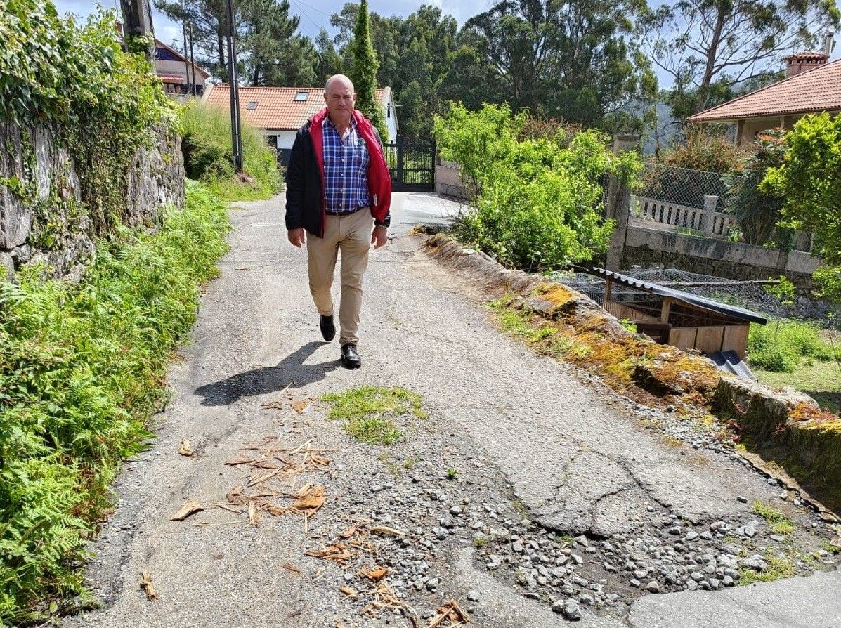 El concejal de Obras e Servizos, Marcial García en un camino del Sartal