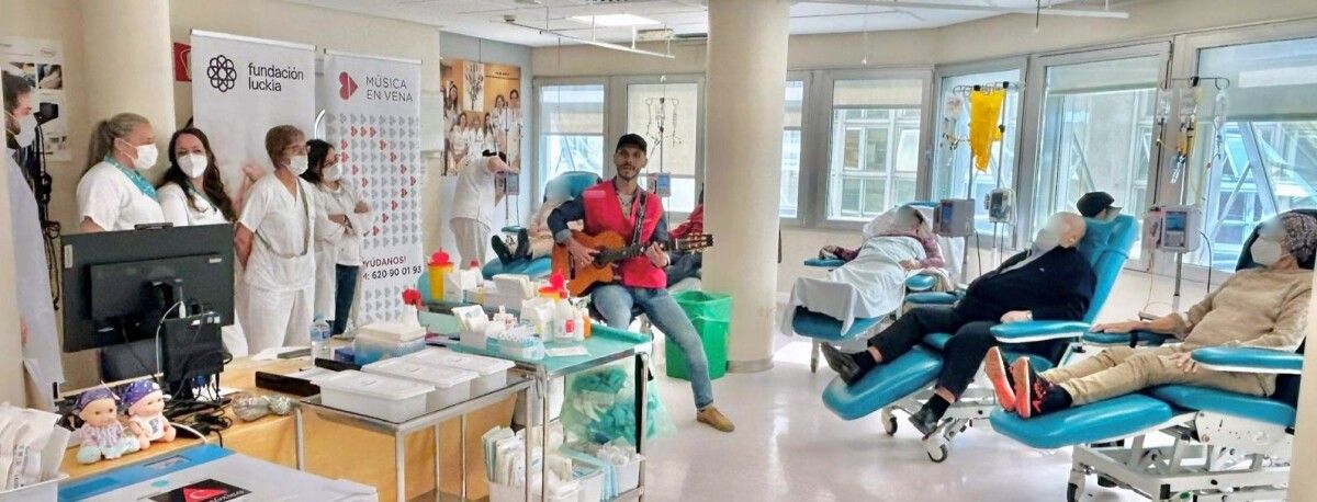 Gustavo Almeida ofrece un micro concierto en el Hospital de Día Oncológico