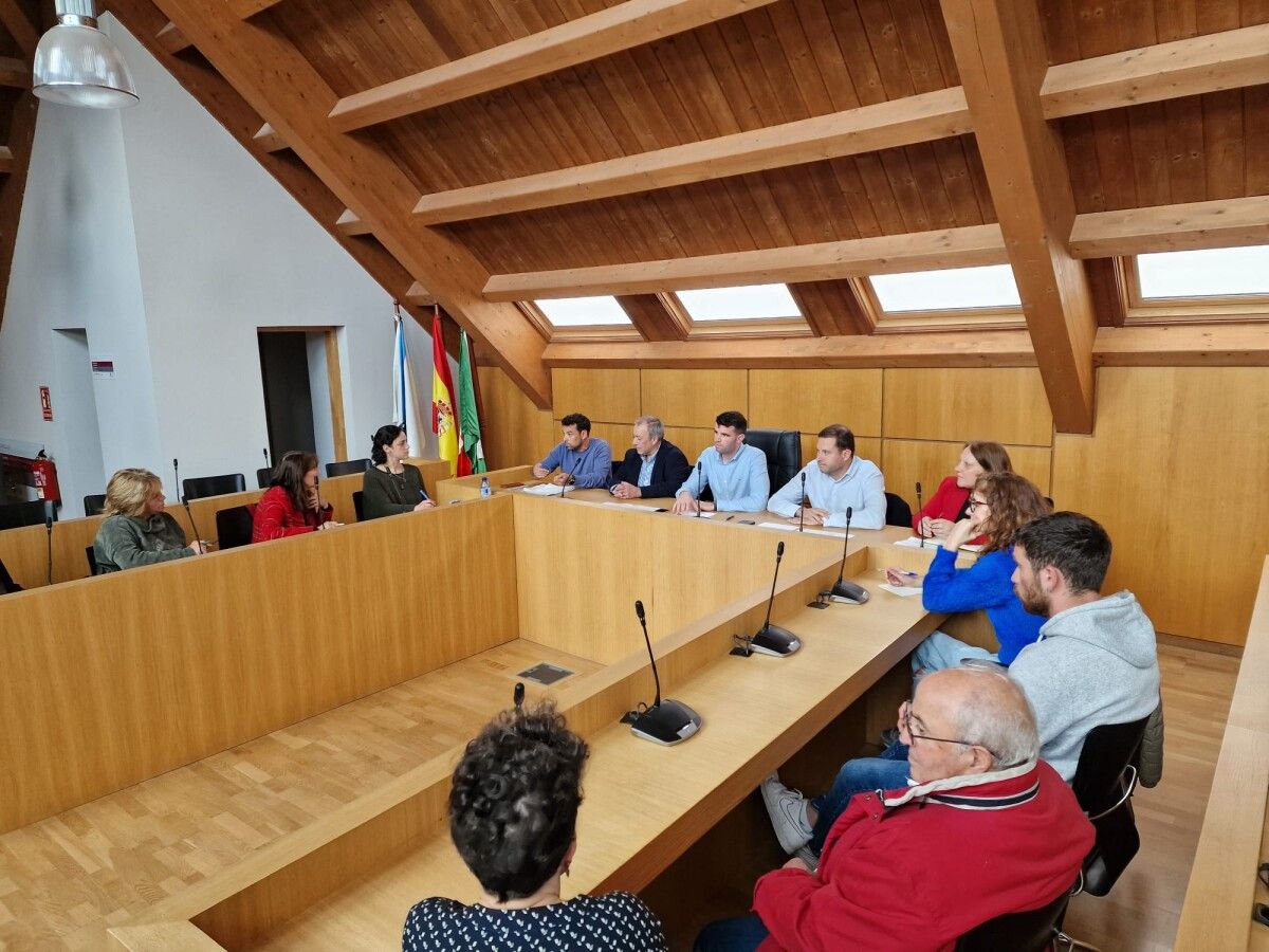 Reuión de los alcaldes de A Estrada, Campo Lameiro y Cerdedo-Cotobade con asociaciones locales