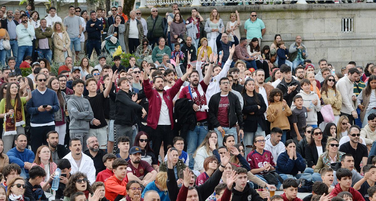 Seguidores do Pontevedra Club de Fútbol seguiron o partido contra o Betis Deportivo en Montero Ríos