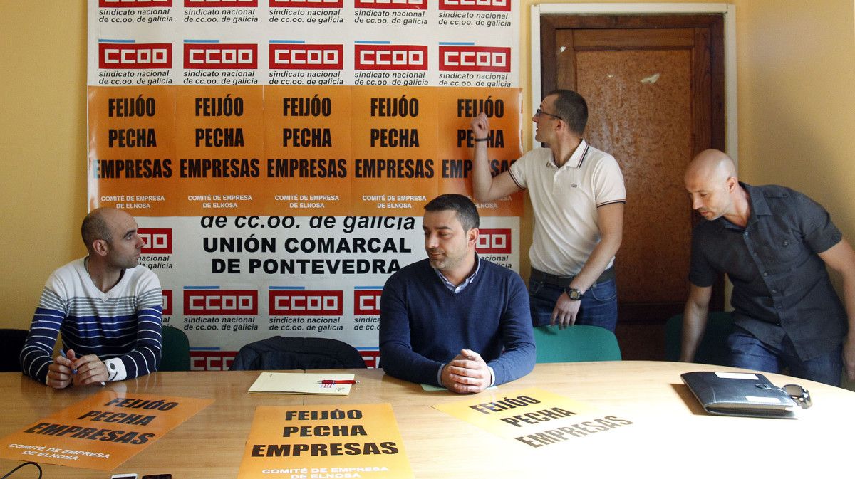 Trabajadores de Elnosa presentan los carteles "Feijóo pecha empresas"