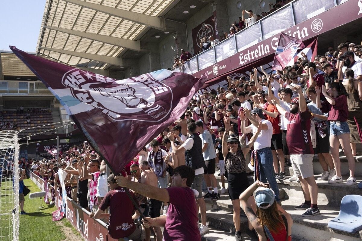 Afición granate durante el partido entre Pontevedra y Betis Deportivo en Pasarón