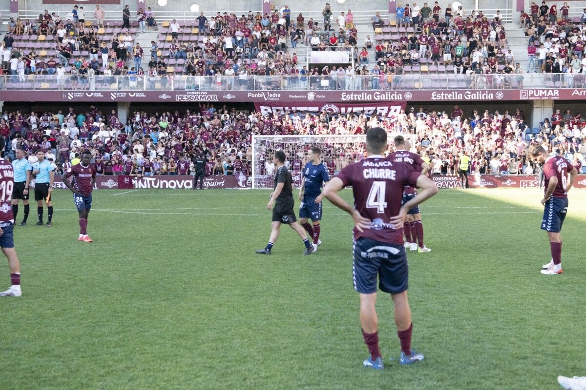 Decepción en el Pontevedra tras quedarse sin ascenso frente al Betis Deportivo