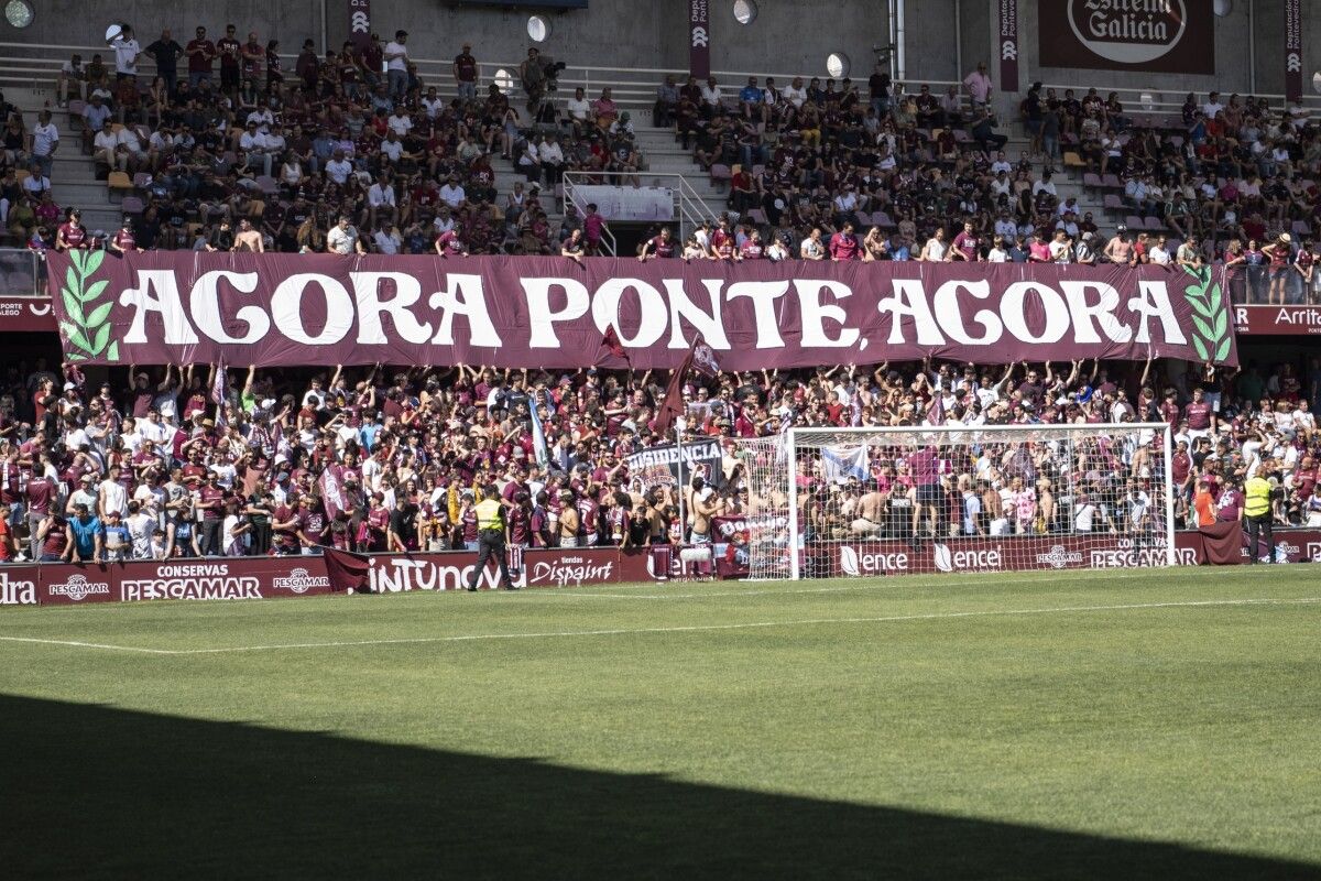 Afección granate durante o partido entre Pontevedra e Betis Deportivo en Pasarón