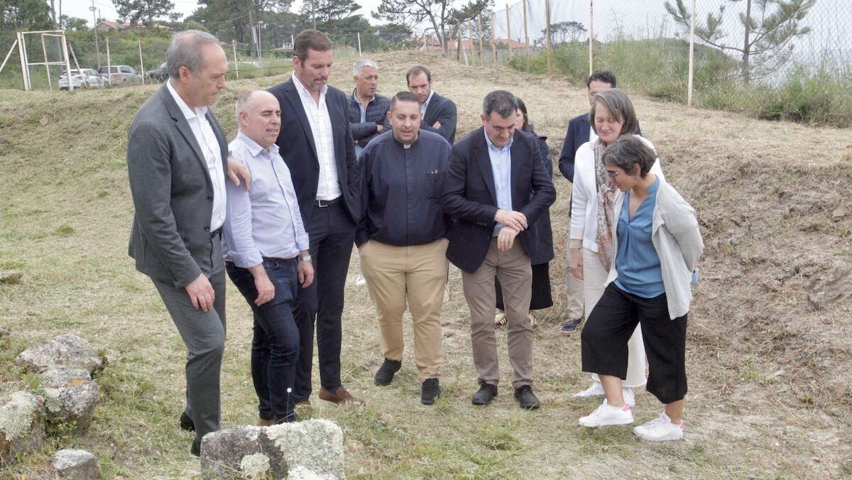 Visita de los conselleiros de Educación y Cultura al yacimiento de Adro Vello