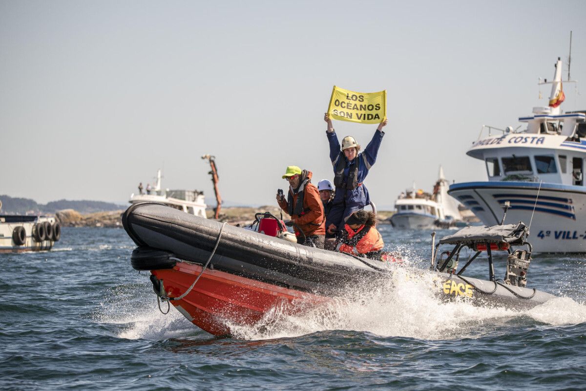 Protesta marítima contra la fábrica de celulosa de Altri en la llegada del Arctic Sunrise