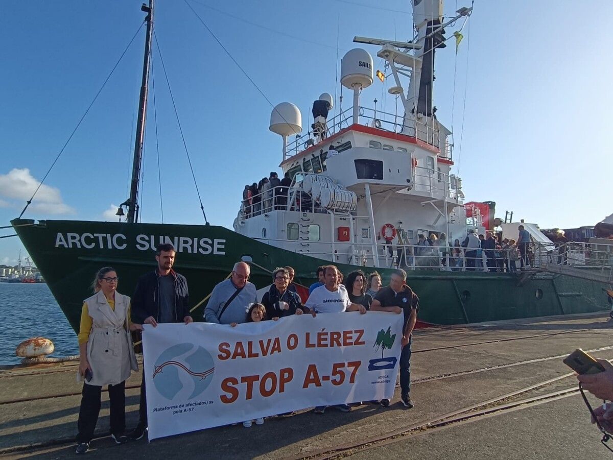 Una representación de la Plataforma de Afectados por la autovía A-57 ha visitado el Arctic Sunrise de Greenpeace