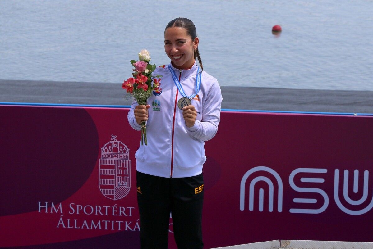  Antía Jácome con la medalla de plata en el europeo de Szeged