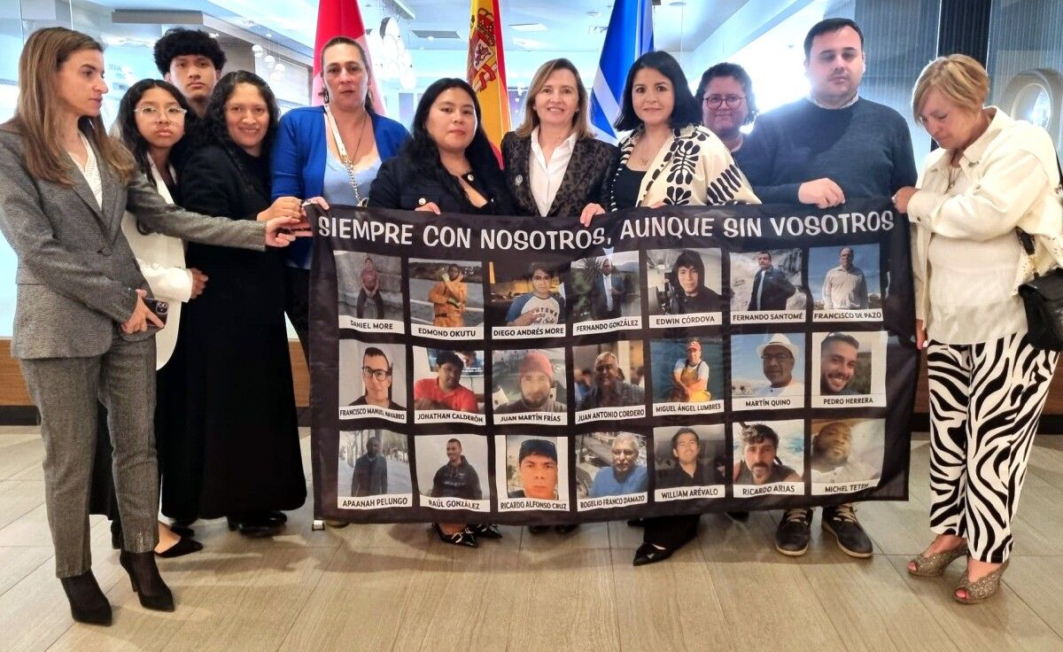 Familiares con la bandera de las víctimas del naufragio del Villa de Pitanxo en Terranova