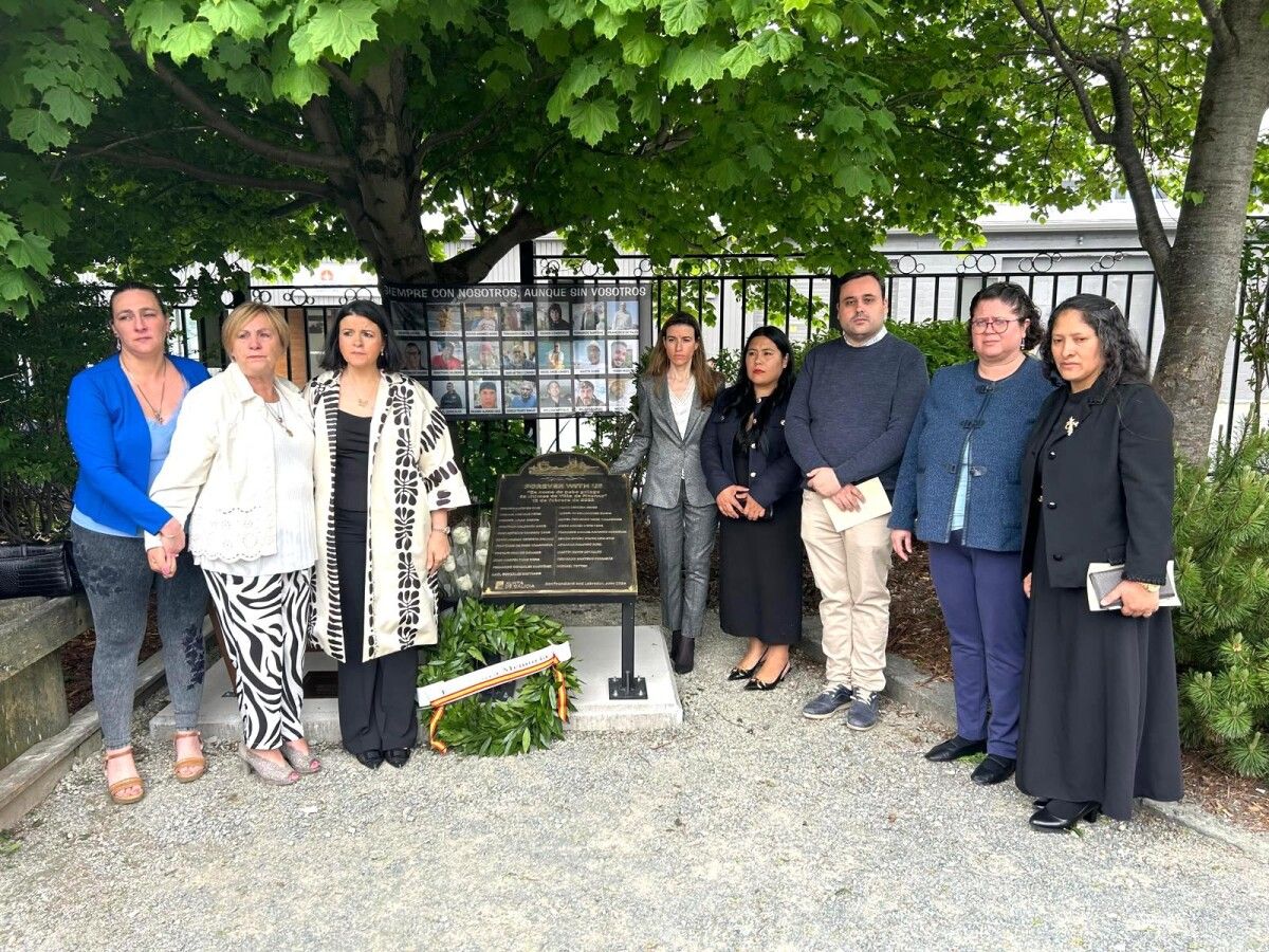 Familiares de marineros fallecidos en el naufragio del Villa de Pitanxo junto a la placa instalada en Terranova