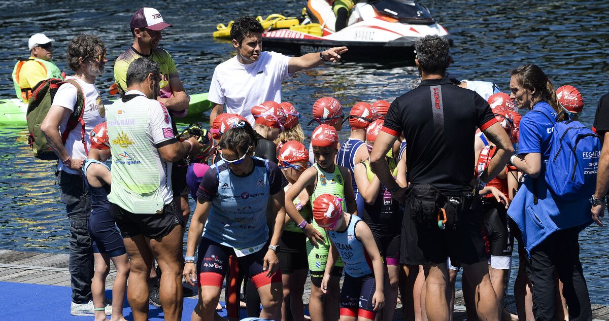 Javier Gómez Noya, durante a Carreira Pho3nix Kids Triathlon Series en Pontevedra