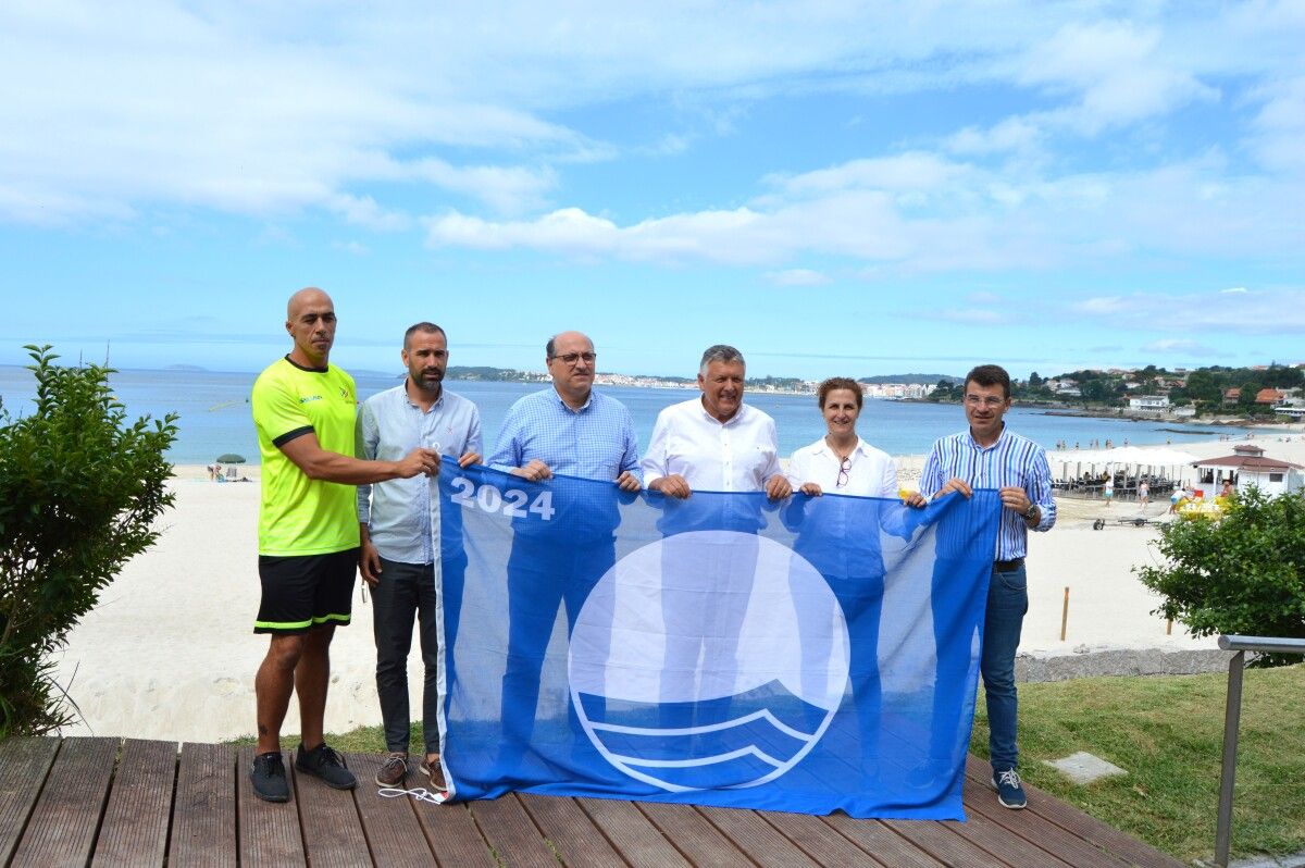 Izado de la bandera azul en Areas