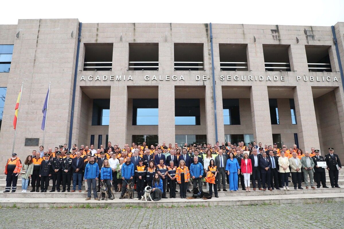 Entrega das medallas ao mérito e os distintivos de permanencia de Protección Civil 