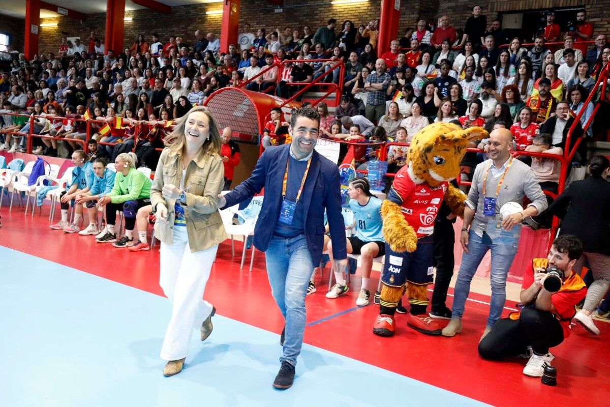 Luisa Sánchez, vicepresidenta encargada de Deportes, y Luis López, presidente provincial, en un partido de balonmano disputado en O Porriño