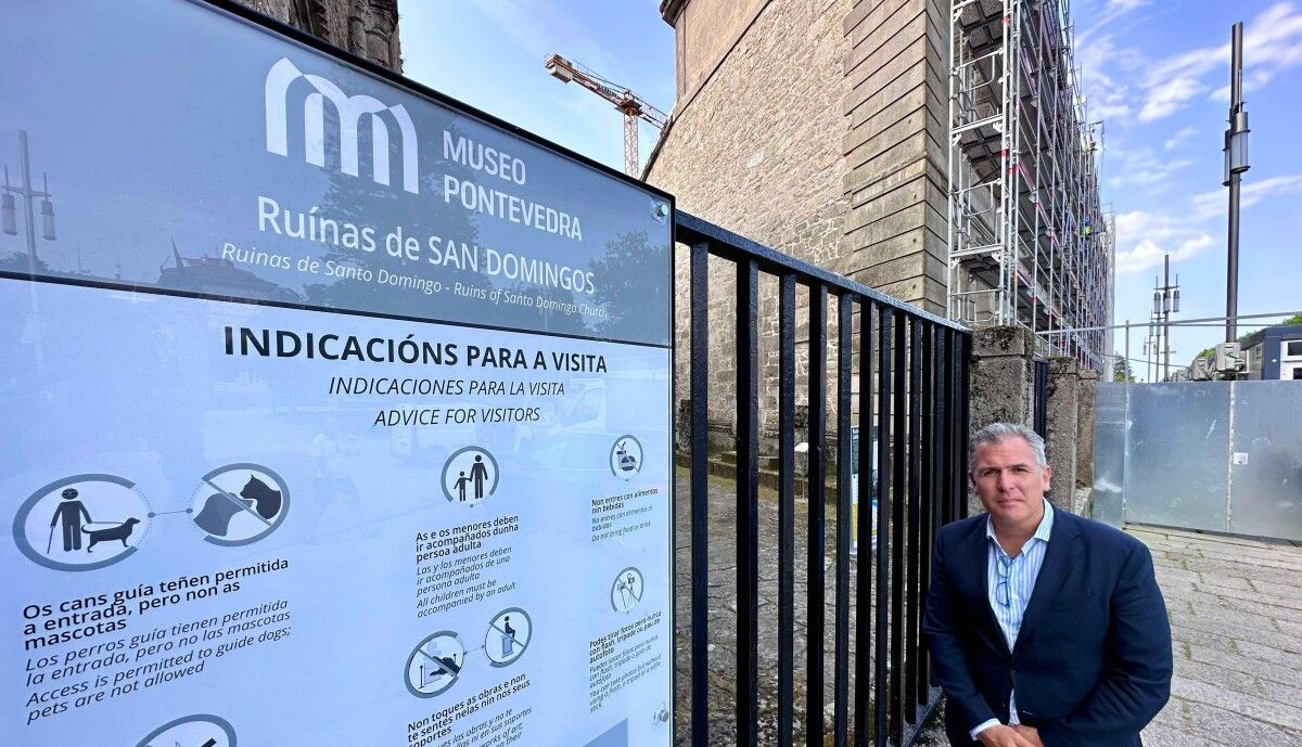 Rafa Domínguez, vicepresidente de la Deputación, en la puerta de las Ruínas de San Domingos