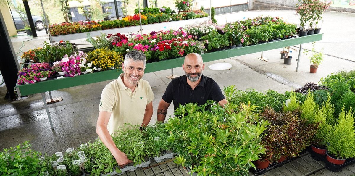 Óscar e José Manuel Taboada na zona exterior de Agrícola Peyca